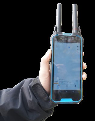 1.5km Przenośny system anty-dronowy z częstotliwością radiową z niskim błędem 700+ typów komercyjnych dronów.